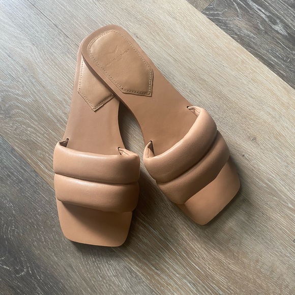 Marc Fisher Ralla neutral Leather Slides Sandals Flats slide Size 8.5 M - Picture 1 of 12